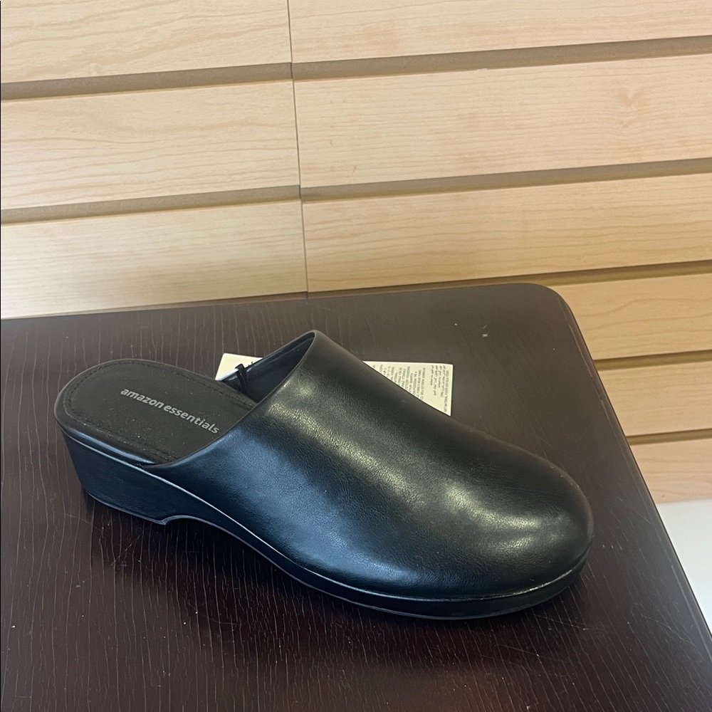Amazon Essentials Women's Black Slip-On Clogs